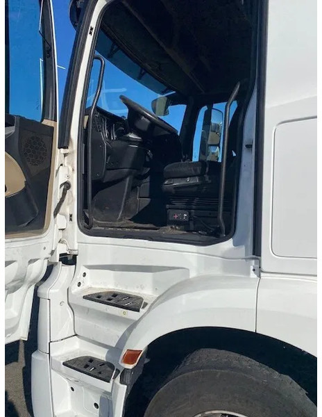 Mercedes-Benz Actros 1840 stream space cabine met spoilers fenders en zonneklep - Tracteur routier: photos 3 Mercedes-Benz Actros 1840 stream space cabine met spoilers fenders en zonneklep - Tracteur routier: photos 3